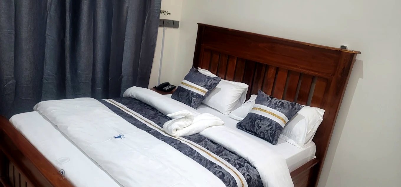DomKwetu room interior evening view